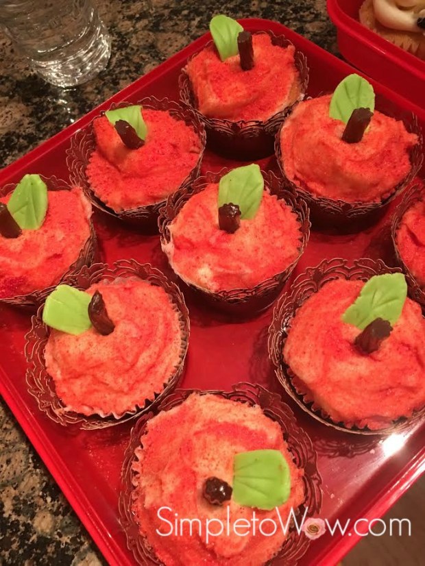 apple-cupcakes-in-carrier